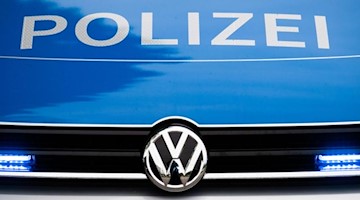 Ein Blaulicht leuchtet an einer Polizeistreife. Foto: Lino Mirgeler/dpa/Symbolbild
