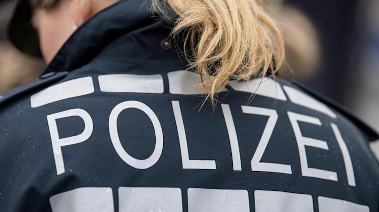 Der Pferdeschwanz einer Polizisten fällt auf ihre Jacke. Foto: Sebastian Gollnow/dpa/Archiv