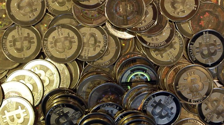Bitcoin-Münzen. Foto: Rick Bowmer/AP/dpa/Symbolbild