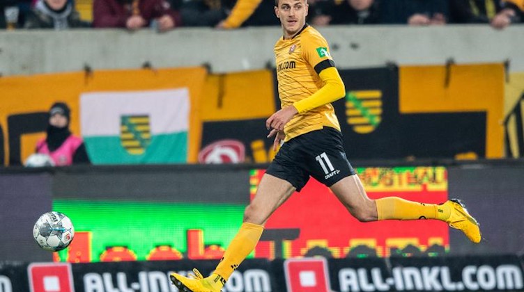 Dynamos Spieler Alexander Jeremejeff spielt den Ball. Foto: Robert Michael/dpa-Zentralbild/dpa/Archivbild