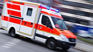 Ein Rettungswagen mit der Aufschrift 112 fährt mit Blaulicht durch die Stadt. Foto: Nicolas Armer/dpa/Symbolbild