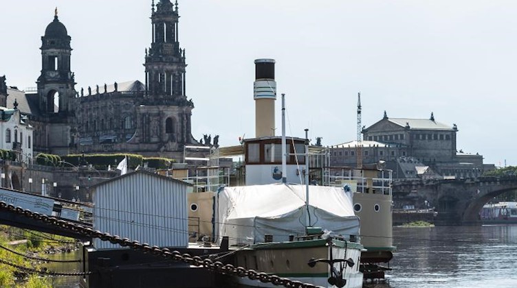Ein Schaufelraddampfer der Sächsischen Dampfschiffahrt liegt am Terrassenufer. Foto: Robert Michael/dpa-Zentralbild/dpa/Archivbild