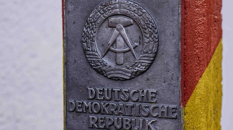 Eine Grenzsäule der DDR ist am Grenzmuseum Sorge zu sehen. Foto: Swen Pförtner/dpa/Archivbild