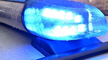 Ein Streifenwagen der Polizei mit eingeschaltetem Blaulicht. Foto: Carsten Rehder/dpa/Symbolbild
