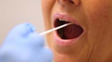 Corona-Test wird bei einer Patientin durchgeführt. Foto: Karl-Josef Hildenbrand/dpa/dpa-tmn/Symbolbild
