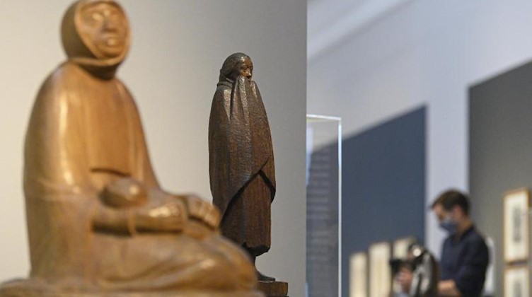 Die Skulpuren "Frierendes Mädchen" (M) und "Mutter und Kind" steht in der Ausstellung "Ernst Barlach zum 150. Geburtstag. Foto: Robert Michael/dpa-Zentralbild/dpa