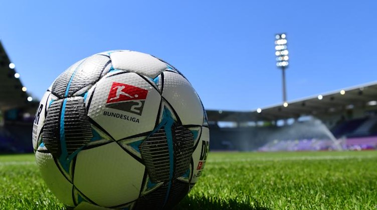 Ein Ball liegt im Sparkassen-Erzgebirgsstadion auf dem Rasen. Foto: Robert Michael/dpa/Archivbild