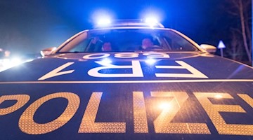 Ein Polizeifahrzeug steht mit Blaulicht auf der Straße. Foto: Patrick Seeger/dpa/Symbolbild