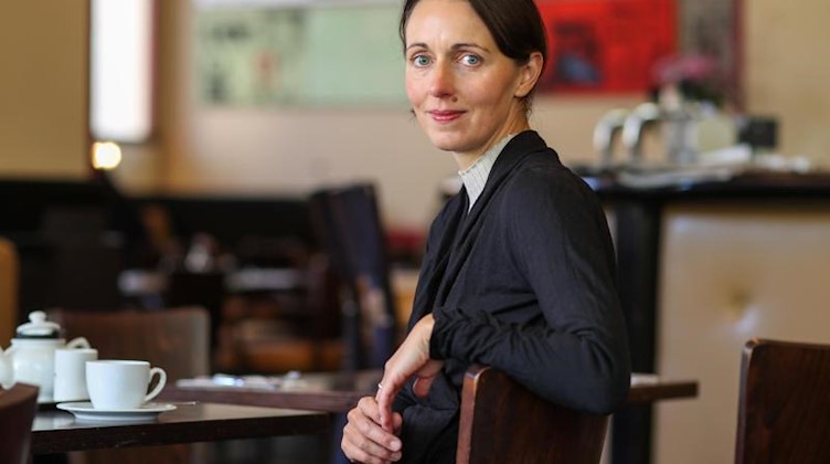 Daniela Krien, deutsche Schriftstellerin, sitzt in einem Cafe. Foto: Jan Woitas/dpa/Archivbild