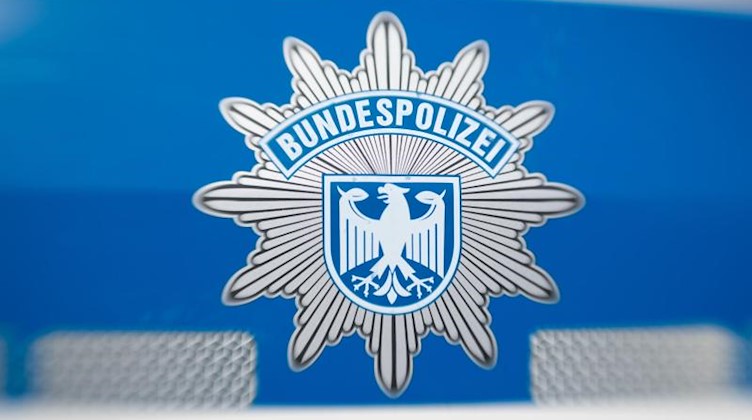 Ein Wappen der Bundespolizei klebt an einem Dienstwagen. Foto: Friso Gentsch/dpa/Archiv