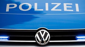 Ein Blaulicht leuchtet an einer Polizeistreife. Foto: Lino Mirgeler/dpa/Symbolbild