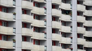 Blick auf die Fassade eines Wohnhauses. Foto: Britta Pedersen/dpa-Zentralbild/dpa/Symbolbild