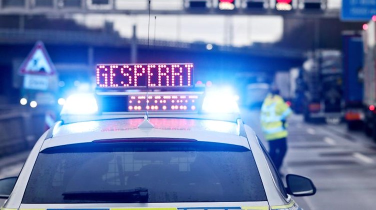 Auf einem Polizeifahrzeug leuchtet die Aufschrift "Gesperrt". Foto: David Young/dpa/Symbolbild