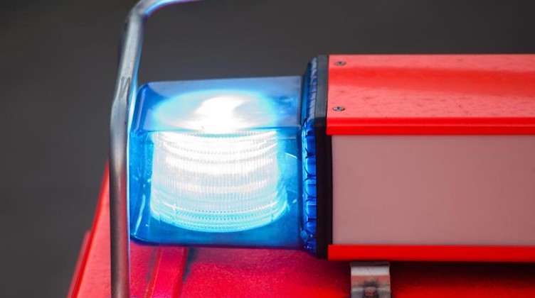 Ein Blaulicht leuchtet an einem Feuerwehrwagen. Foto: picture alliance / Daniel Bockwoldt/dpa