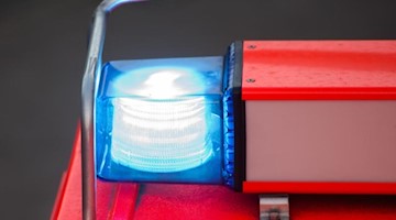 Ein Blaulicht leuchtet an einem Feuerwehrwagen. Foto: picture alliance / Daniel Bockwoldt/dpa
