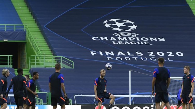 Konrad Laimer (M) kickt den Ball während einer Trainingseinheit im José-Alvalade-Stadion. Foto: Lluis Gene/Pool AFP/AP/dpa