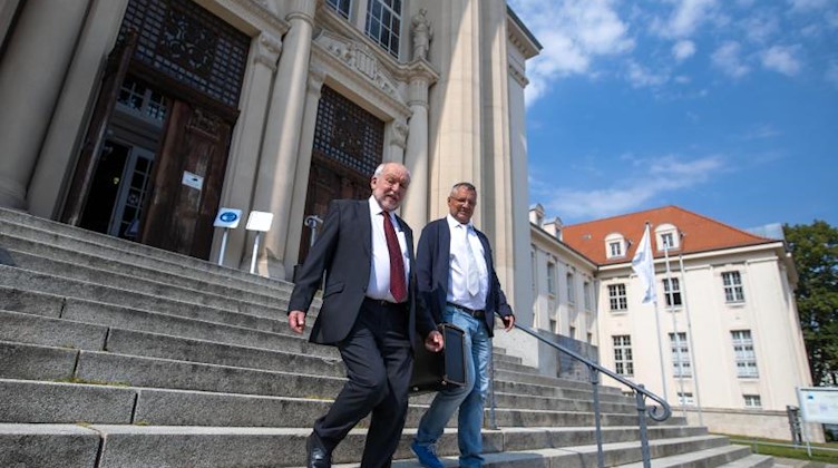 Otto Ebnet (l) verlässt das Gericht mit seinem Anwalt Frank Schlothauer. Foto: Jens Büttner/dpa-Zentralbild/dpa