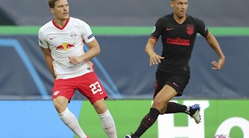 Der Leipziger Marcel Halstenberg und Marcos Llorente von Atletico Madrid (l-r.) in Aktion. Foto: Miguel A. Lopes/POOL EPA/AP/dpa