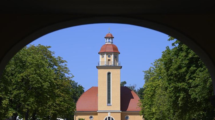 Blick auf die Kulturkirche der Gartenstadt «Erika». Foto: Robert Michael/dpa-Zentralbild/dpa/Archivbild