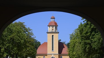 Blick auf die Kulturkirche der Gartenstadt «Erika». Foto: Robert Michael/dpa-Zentralbild/dpa/Archivbild