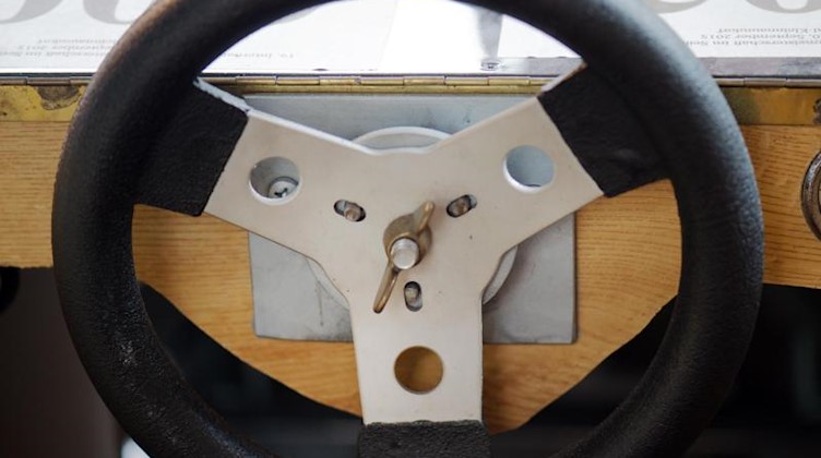 Das Lenkrad einer Seifenkiste ist in der Werkstatt zu sehen. Foto: Arno Burgi/dpa-Zentralbild/dpa/Symbolbild