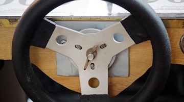 Das Lenkrad einer Seifenkiste ist in der Werkstatt zu sehen. Foto: Arno Burgi/dpa-Zentralbild/dpa/Symbolbild