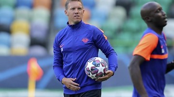 Leipzigs Trainer Julian Nagelsmann (l). Foto: Miguel A. Lopes/Pool EPA/AP/dpa/Archivbild