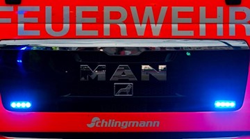 Einsatzwagen der Feuerwehr. Foto: Mohssen Assanimoghaddam/dpa/Archivbild