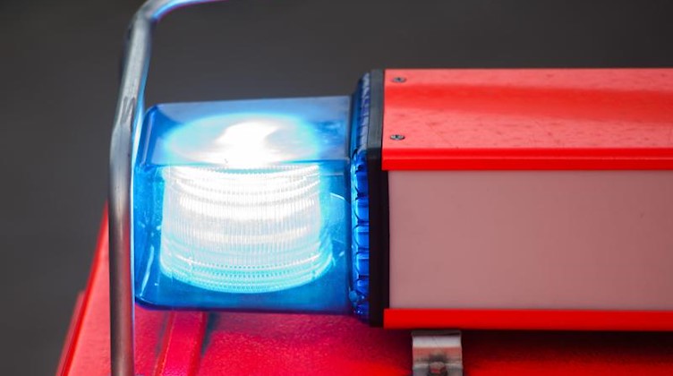 Ein Fahrzeug der Feuerwehr mit eingeschaltetem Blaulicht. Foto: Daniel Bockwoldt/dpa/Symbolbild