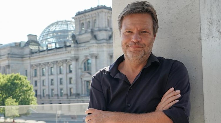 Robert Habeck (Bündnis90/Die Grünen) steht vor dem Reichstagsgebäude. Foto: Jörg Carstensen/dpa