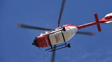 Ein Rettungshubschrauber fliegt am Himmel. Foto: Stefan Sauer/dpa-Zentralbild/ZB/Archiv/Symbolbild