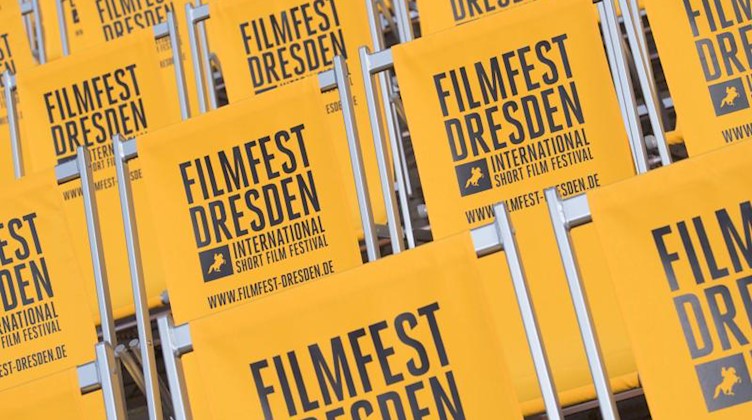 Klappstühle mit der Aufschrift «Filmfest Dresden» stehen nebeneinander. Foto: Sebastian Kahnert/dpa-Zentralbild/dpa/archiv