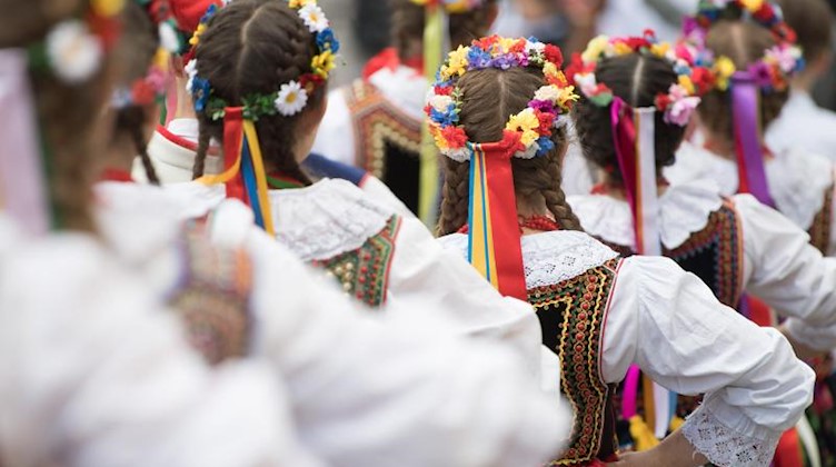 Sorbische Tanzgruppen nehmen am Festumzug des 13. Internationalen Folklorefestival Lausitz teil. Foto: Sebastian Kahnert/dpa/Archivbild