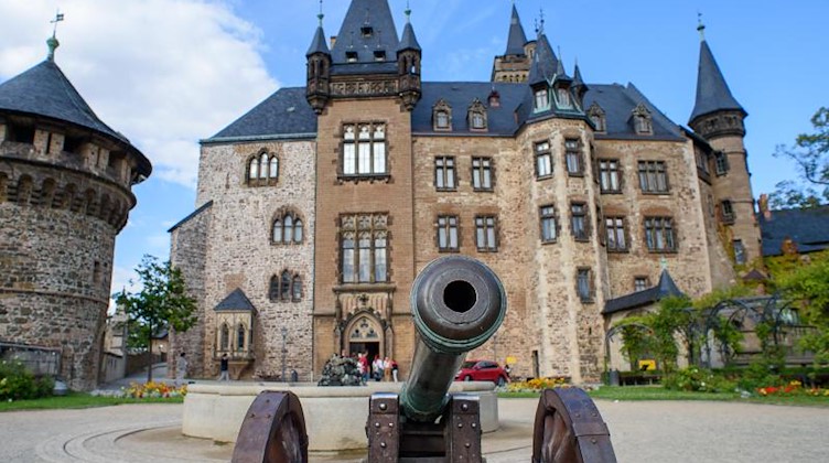 Ein historische Kanone steht auf der Terrasse vom Schloss Wernigerode. Foto: Klaus-Dietmar Gabbert/dpa/Archivbild