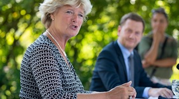 Monika Grütters (CDU, l), Kulturstaatsministerin, spricht. Foto: Sebastian Kahnert/dpa-Zentralbild/dpa