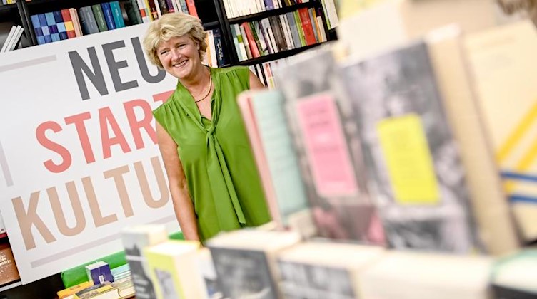 Monika Grütters (CDU), Kulturstaatsministerin besucht eine Buchhandlung. Foto: Britta Pedersen/dpa-Zentralbild/dpa/aktuell