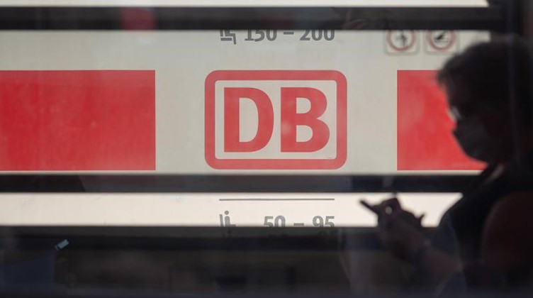 Ein Reisender sitzt in einem Zug der Deutschen Bahn. Foto: Sebastian Gollnow/dpa/symbol
