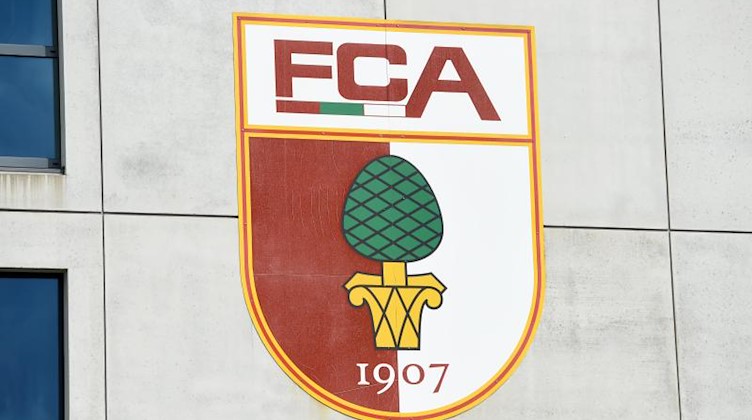 Das Vereinswappen des FC Augsburg. Foto: picture alliance/dpa/Archivbild