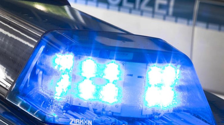Blaulicht leuchtet auf einem Polizeiauto auf. Foto: Friso Gentsch/dpa/Symbolbild