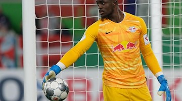 Leipzigs Torwart Yvon Mvogo steht im Tor. Foto: Peter Steffen/dpa/Archivbild