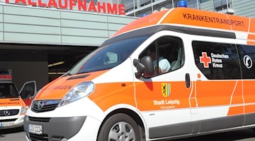 Ein Krankenwagen steht vor der Notfallaufnahme. Foto: Peter Endig/dpa-Zentralbild/dpa/symbol