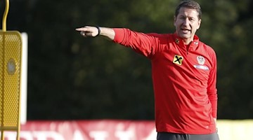 Österreichs Cheftrainer Franco Foda leitet eine Trainingseinheit der österreichischen Fußballnationalmannschaft. Foto: Erwin Scheriau/APA/dpa/archiv
