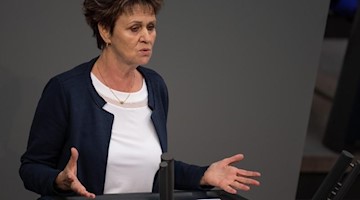 Sabine Zimmermann (Die Linke), Abgeordnete, spricht im Bundestag. Foto: Monika Skolimowska/dpa-Zentralbild/dpa