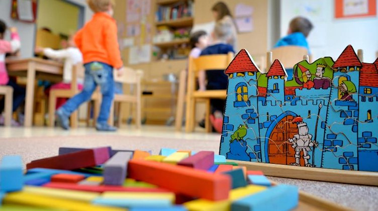 Spielzeug liegt in einer Kindertagesstätte auf dem Boden. Foto: Monika Skolimowska/dpa/Illustration