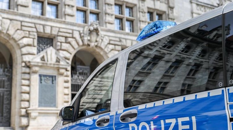 EIn Polizeifahrzeug steht vor dem Neuen Rathaus in Leipzig. Foto: Jan Woitas/dpa-Zentralbild/dpa/symbol