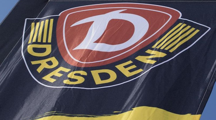 Eine Fahne mit dem Logo von Dynamo Dresden. Foto: Robert Michael/dpa-Zentralbild/dpa/Archivbild