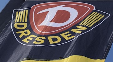 Eine Fahne mit dem Logo von Dynamo Dresden. Foto: Robert Michael/dpa-Zentralbild/dpa/Archivbild
