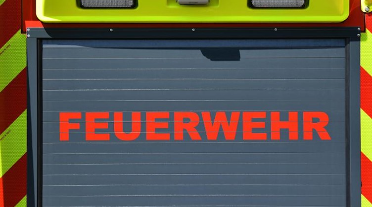 Der Schriftzug «Feuerwehr» ist auf einem Einsatzfahrzeug angebracht. Foto: Martin Schutt/dpa-Zentralbild/dpa/Archivbild