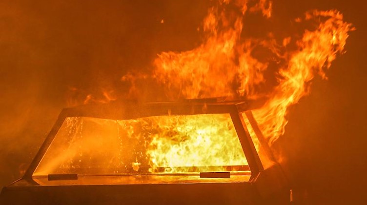 Ein brennendes Auto. Foto: David Young/dpa/dpa-tmn/Archivbild