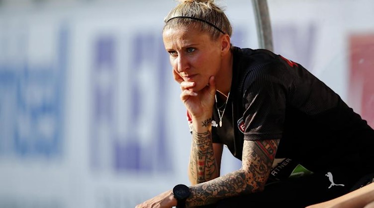Anja Mittag sitzt während eines Fußballspiels auf der Bank. Foto: Josefine Loftenius/Bildbyran via ZUMA Press/dpa/Archivbild